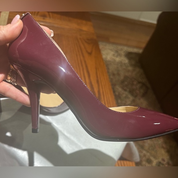 MICHAEL KORS MAROON PATENT LEATHER PUMPS SZ 8 LIKE NEW CONDITION - Picture 9 of 12